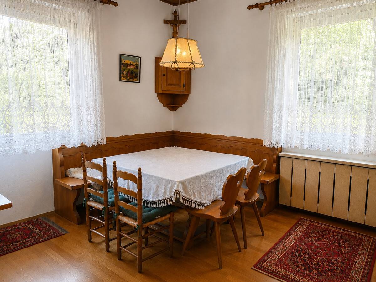 Großzügige 6 Zimmer Wohnung mit sonniger Loggia