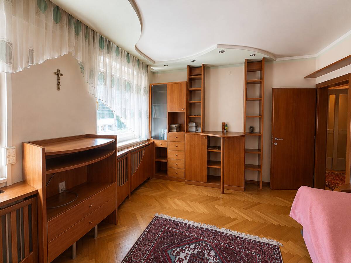 Großzügige 6 Zimmer Wohnung mit sonniger Loggia