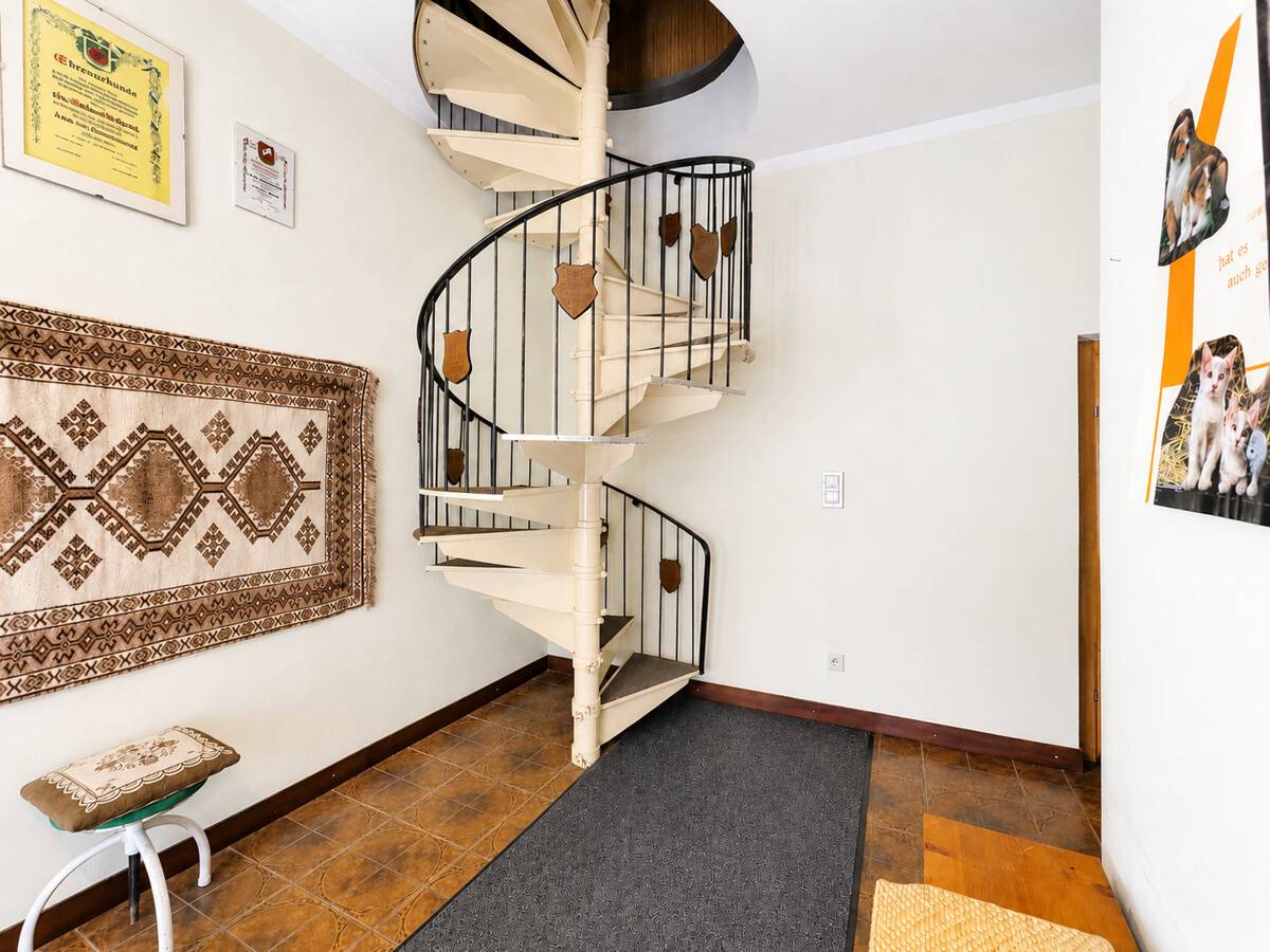 Großzügige 6 Zimmer Wohnung mit sonniger Loggia