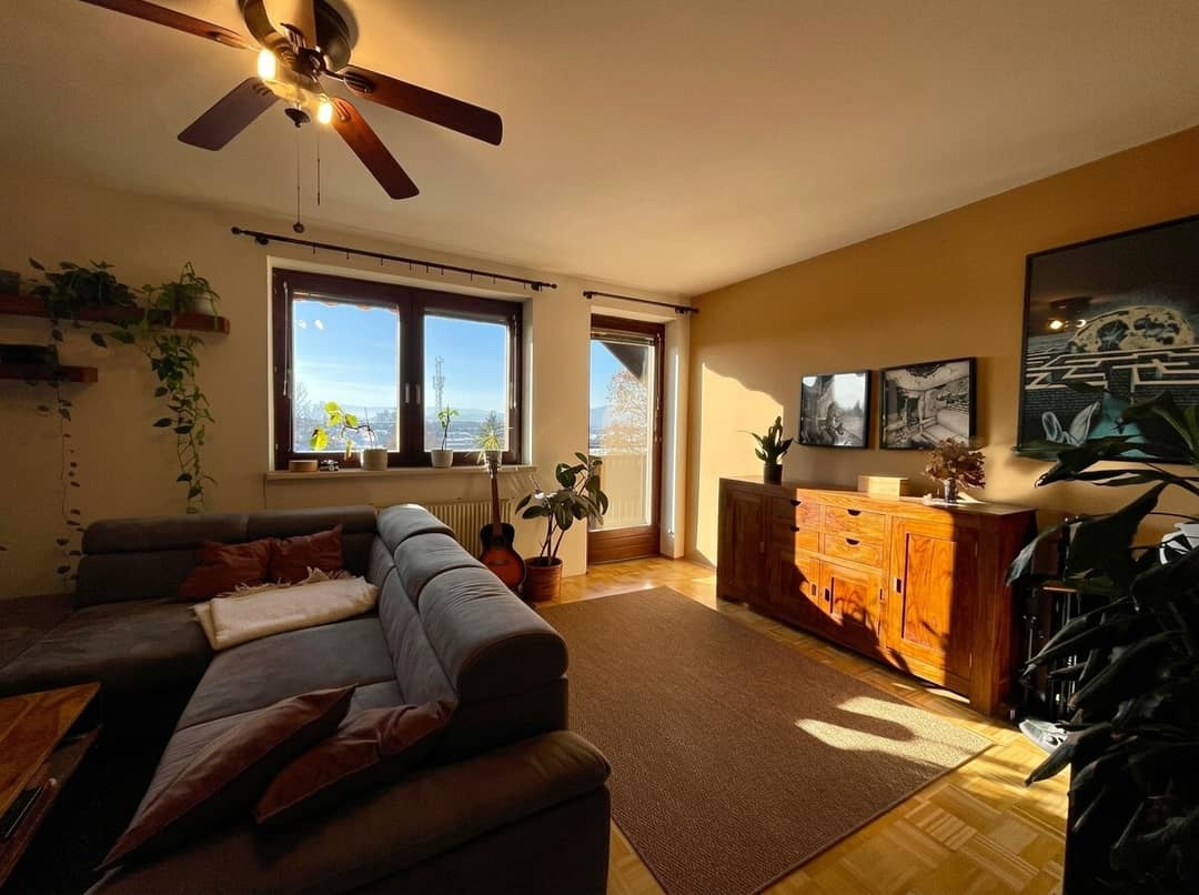 Bright Family Apartment with Balcony and Fireplace in Messendorf