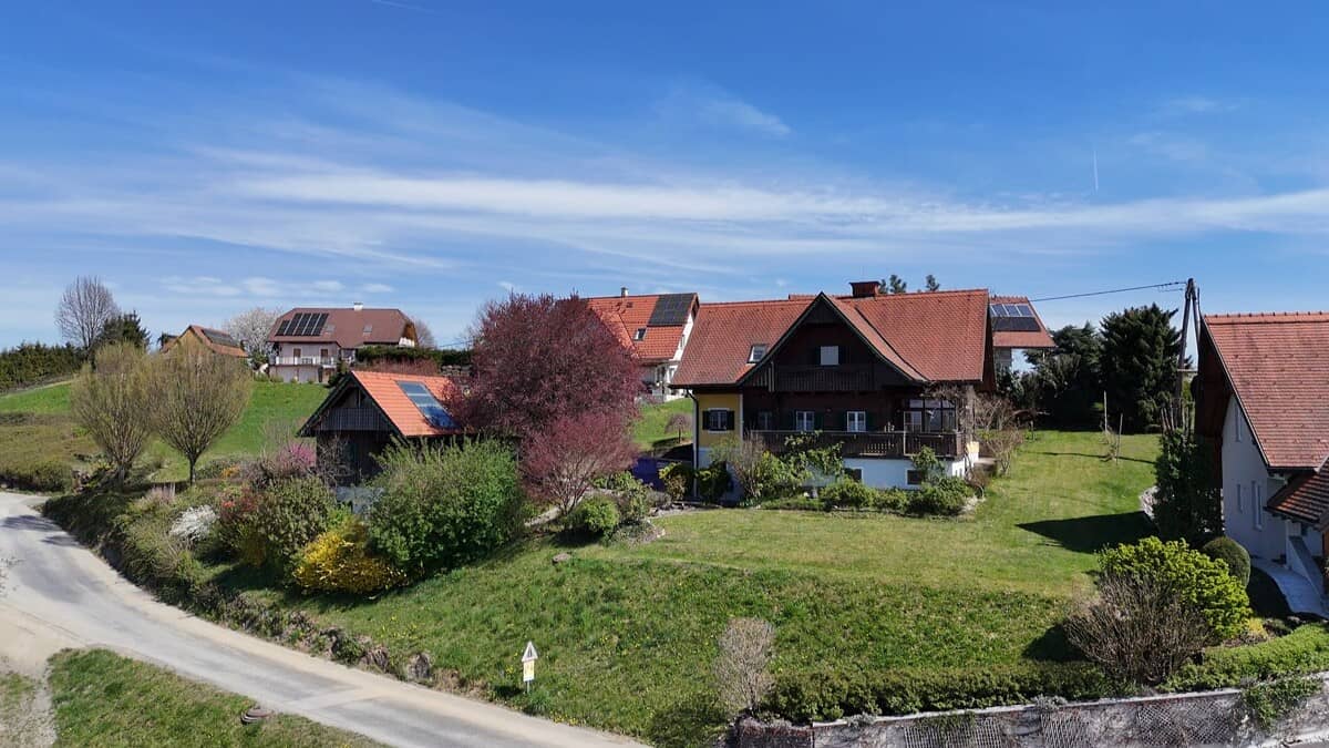 Charmantes Einfamilienhaus mit Gästehaus und Wintergarten