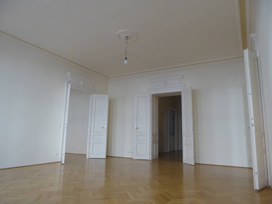 Bright period apartment with balcony and elevator