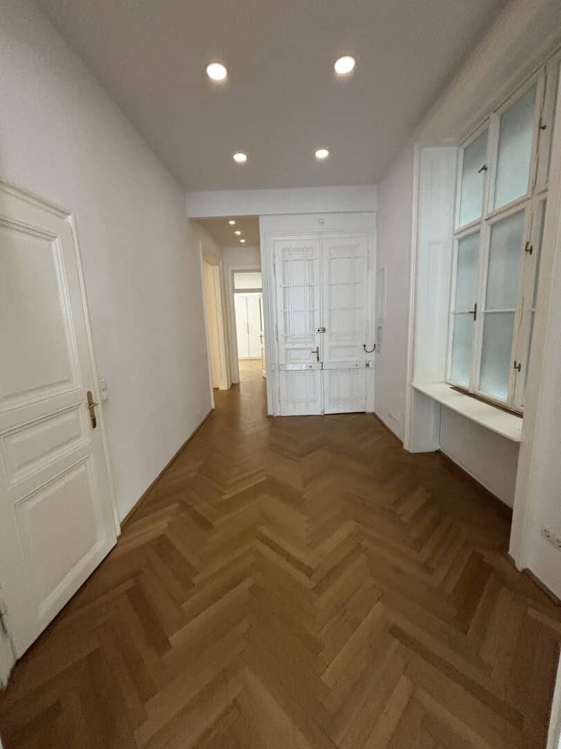 Historic apartment near Schottentor with balcony