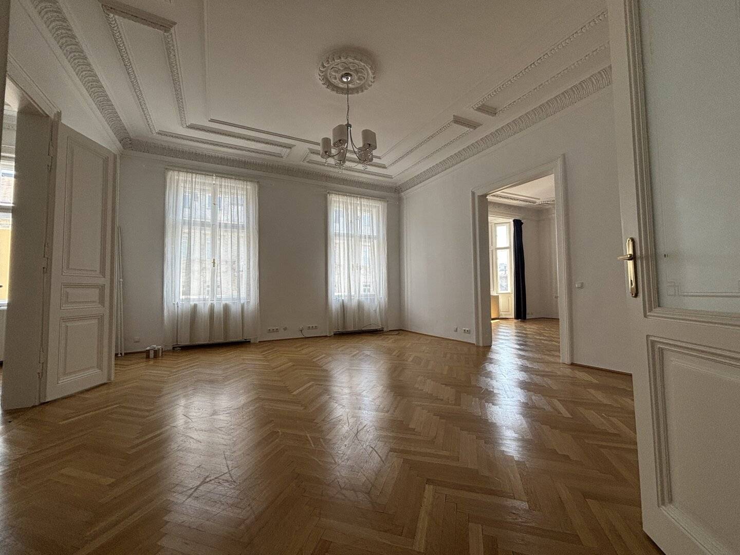 Historic apartment near Schottentor with balcony