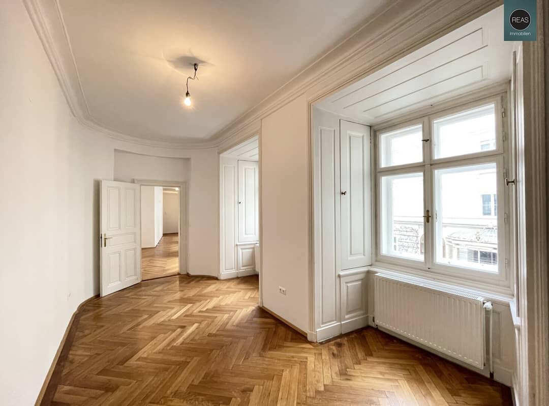 Büro im historischen Palais mit Parkettboden