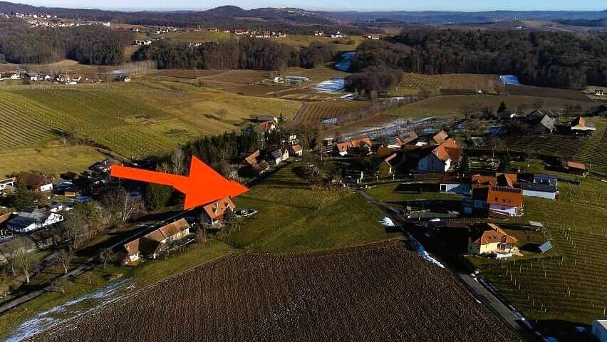 Sonniges Baugrundstück in Hanglage