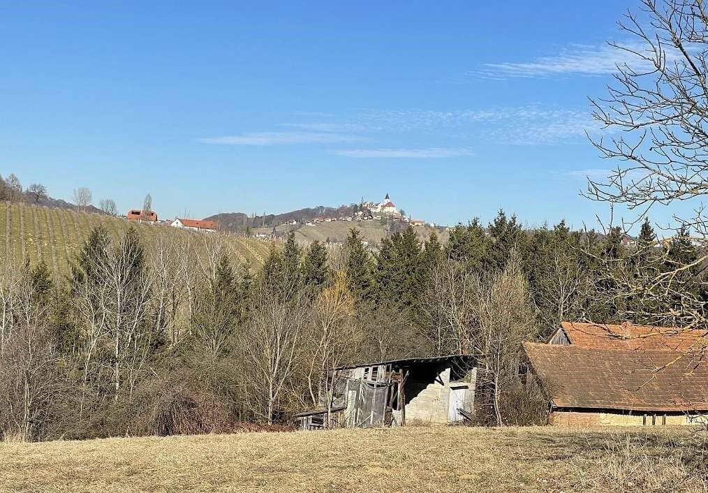 Sonniges Baugrundstück in Hanglage