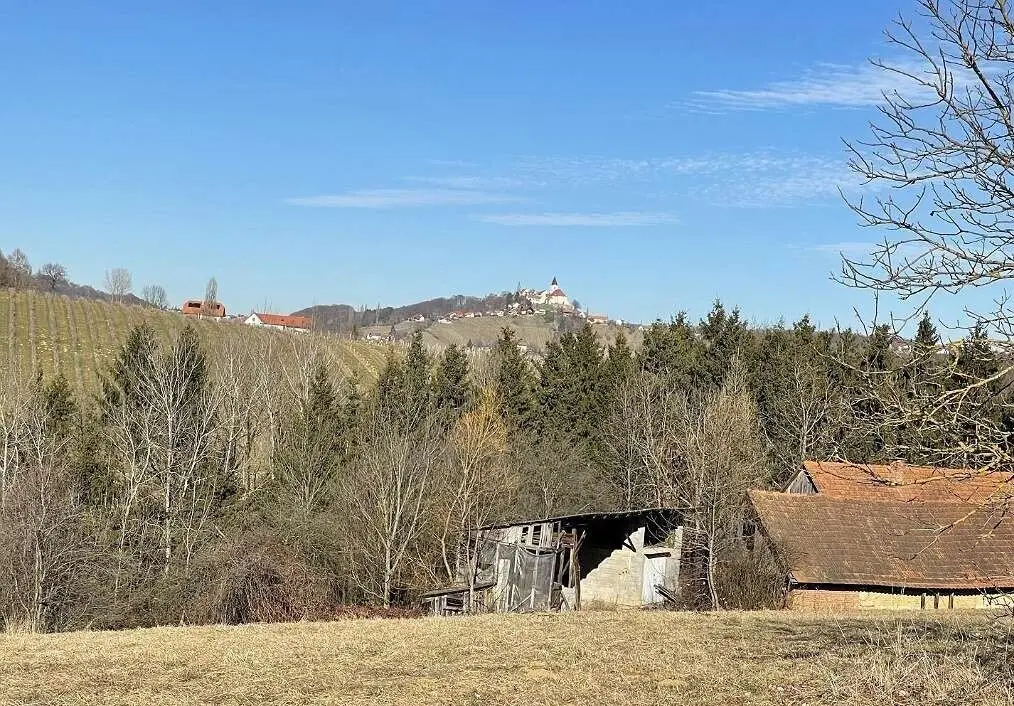 Sonniges Baugrundstück in Hanglage