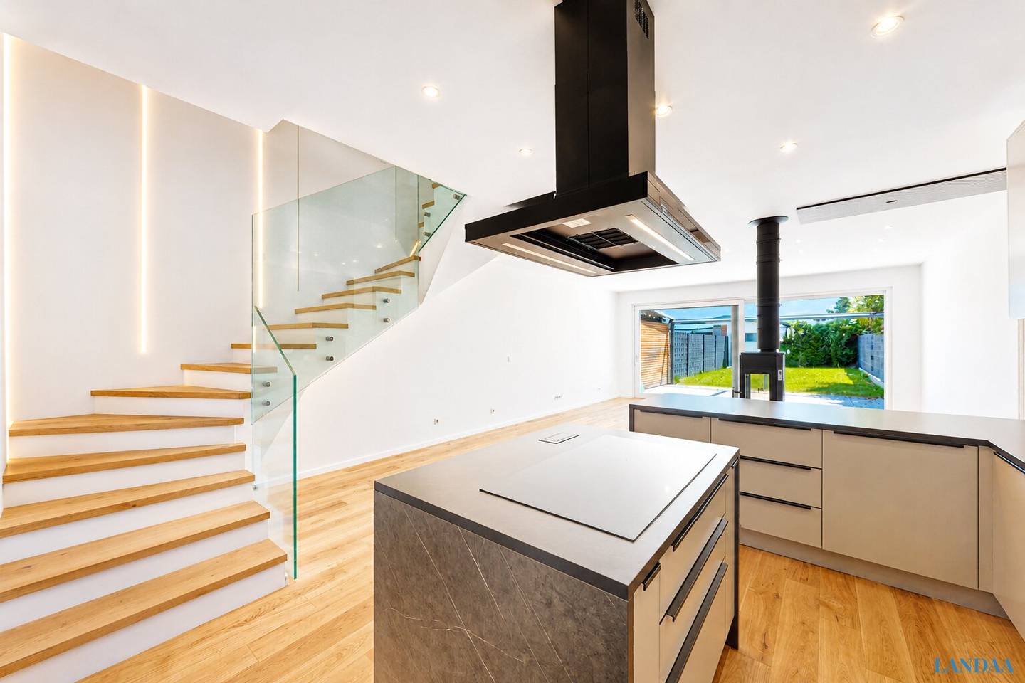 Bright semi-detached house with garden and terraces in Vösendorf