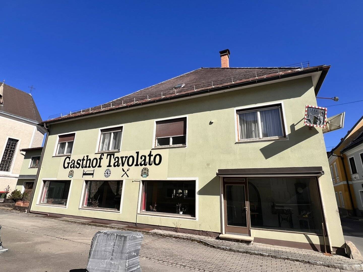 Geschäfts und Wohnhaus mit Terrasse und Garage in zentraler Lage