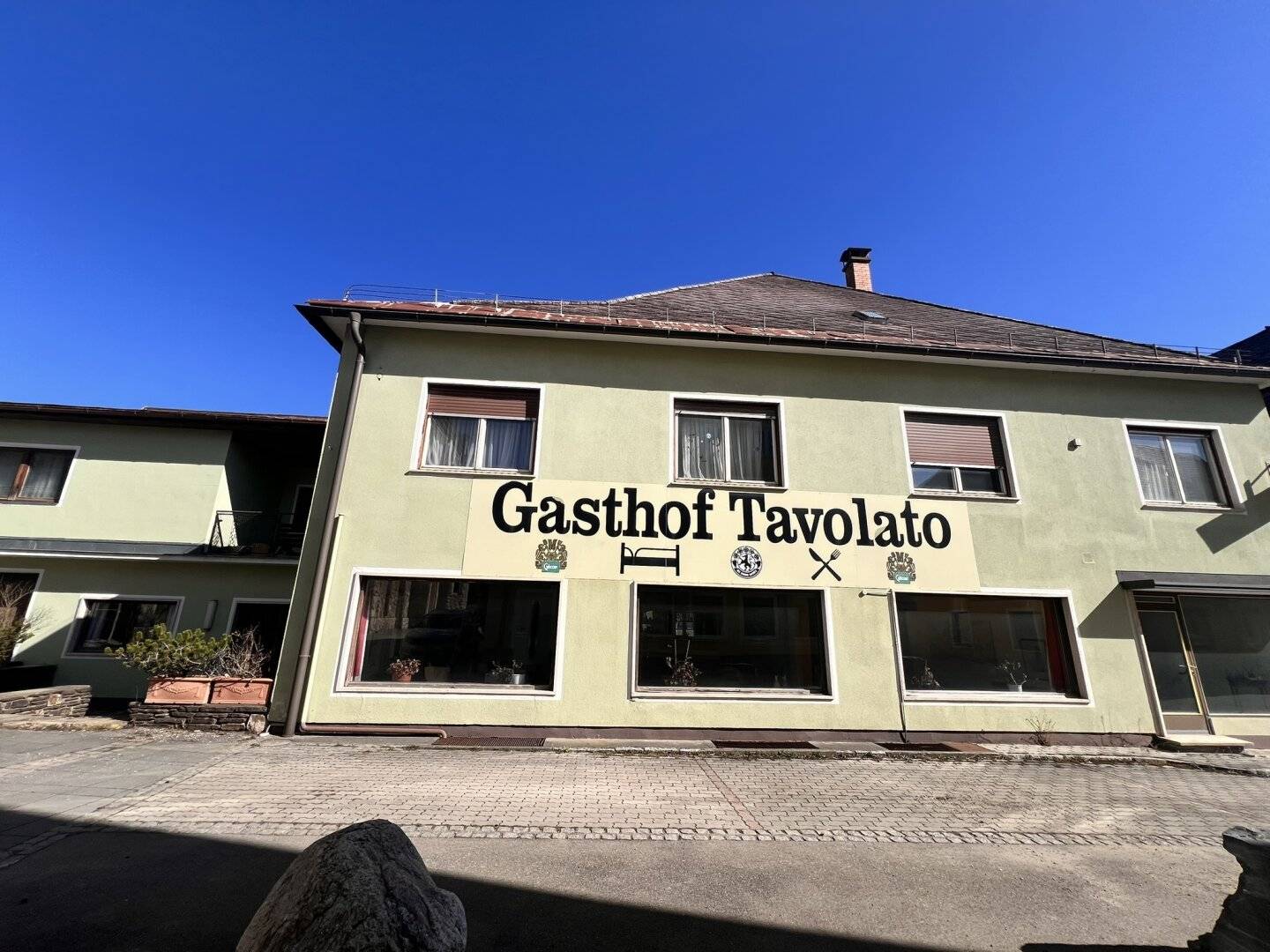 Geschäfts und Wohnhaus mit Terrasse und Garage in zentraler Lage