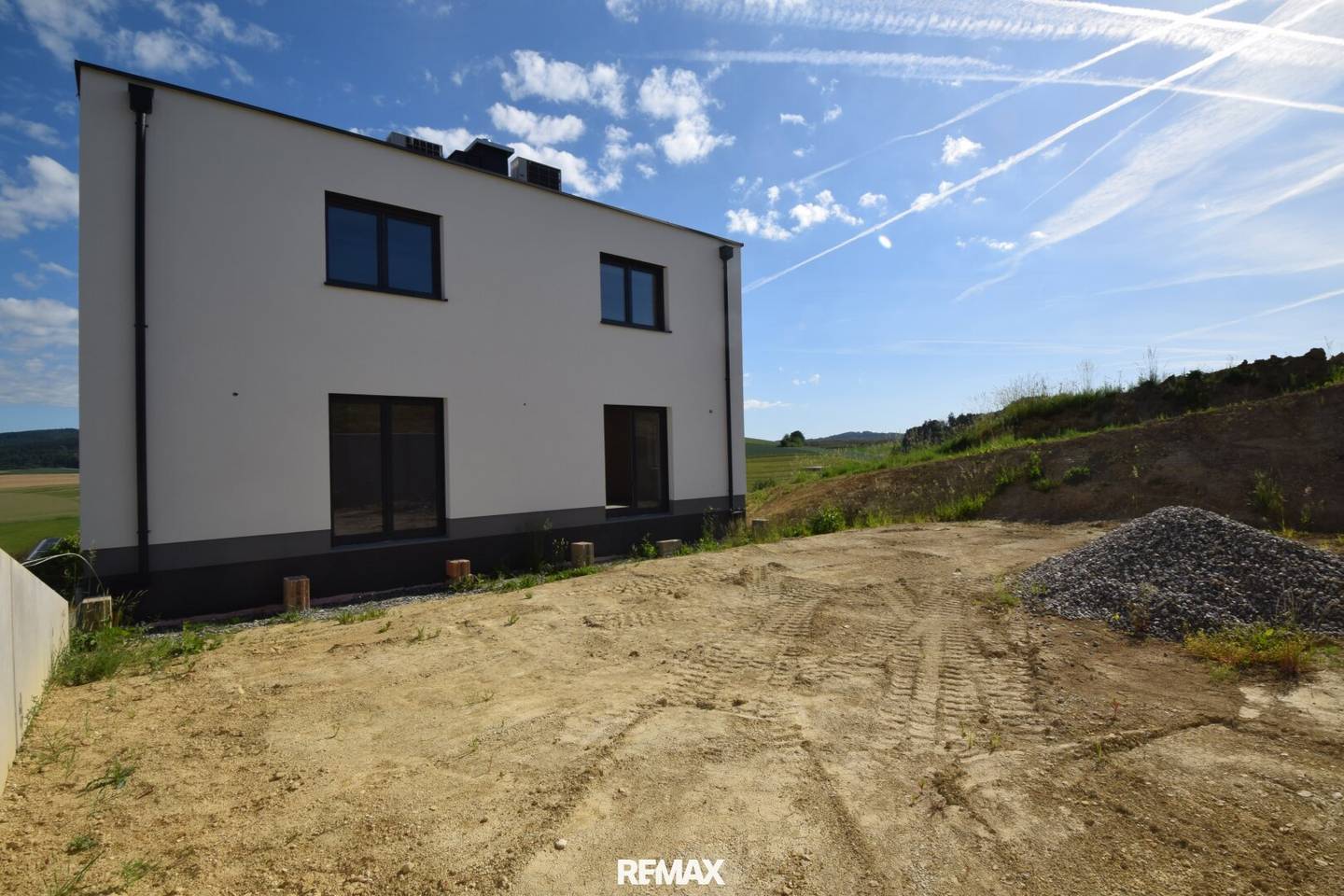 Modern single family home with spacious plot and garage