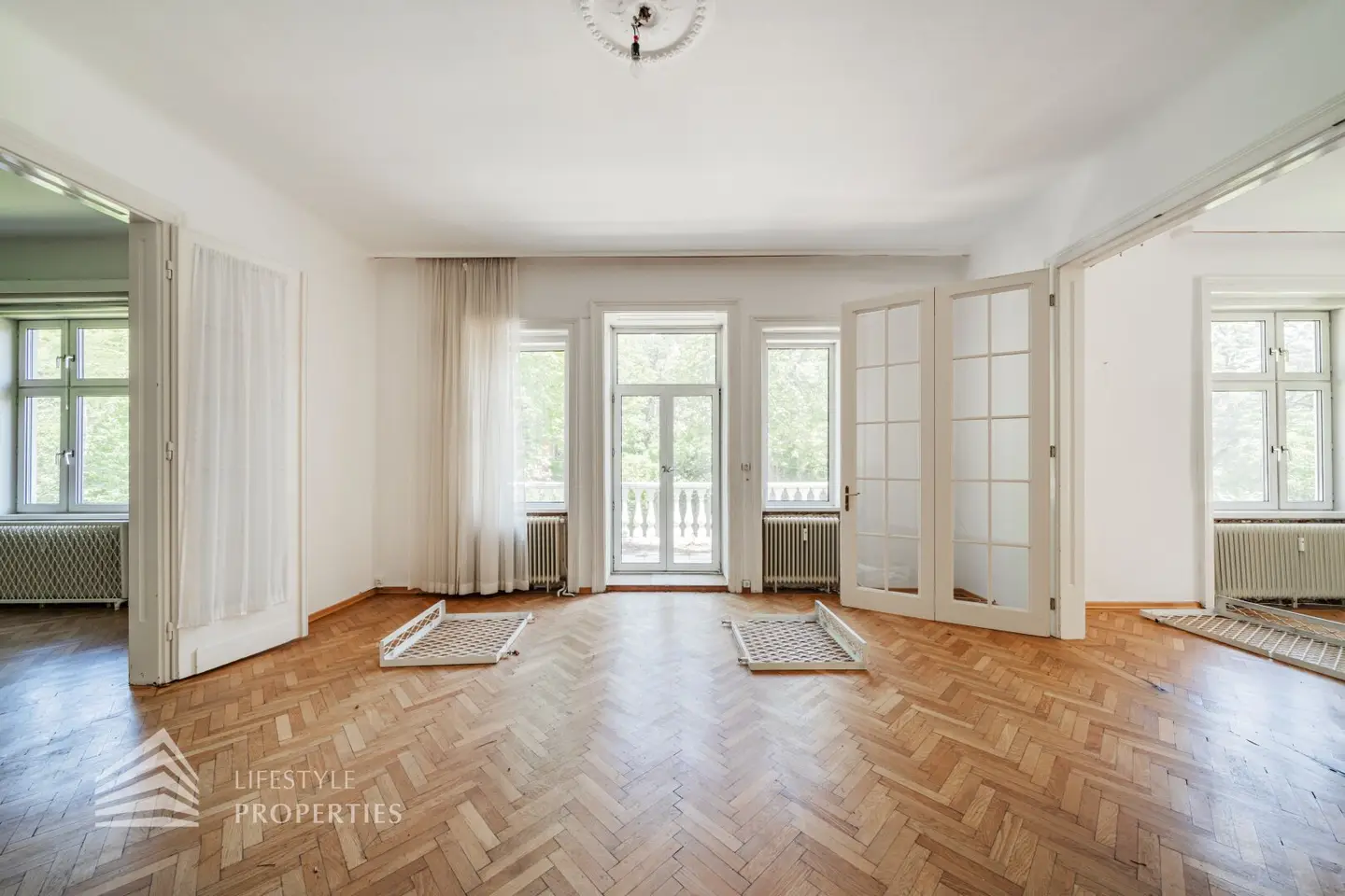 Historic villa with study for expansion project in Grinzinger prime location