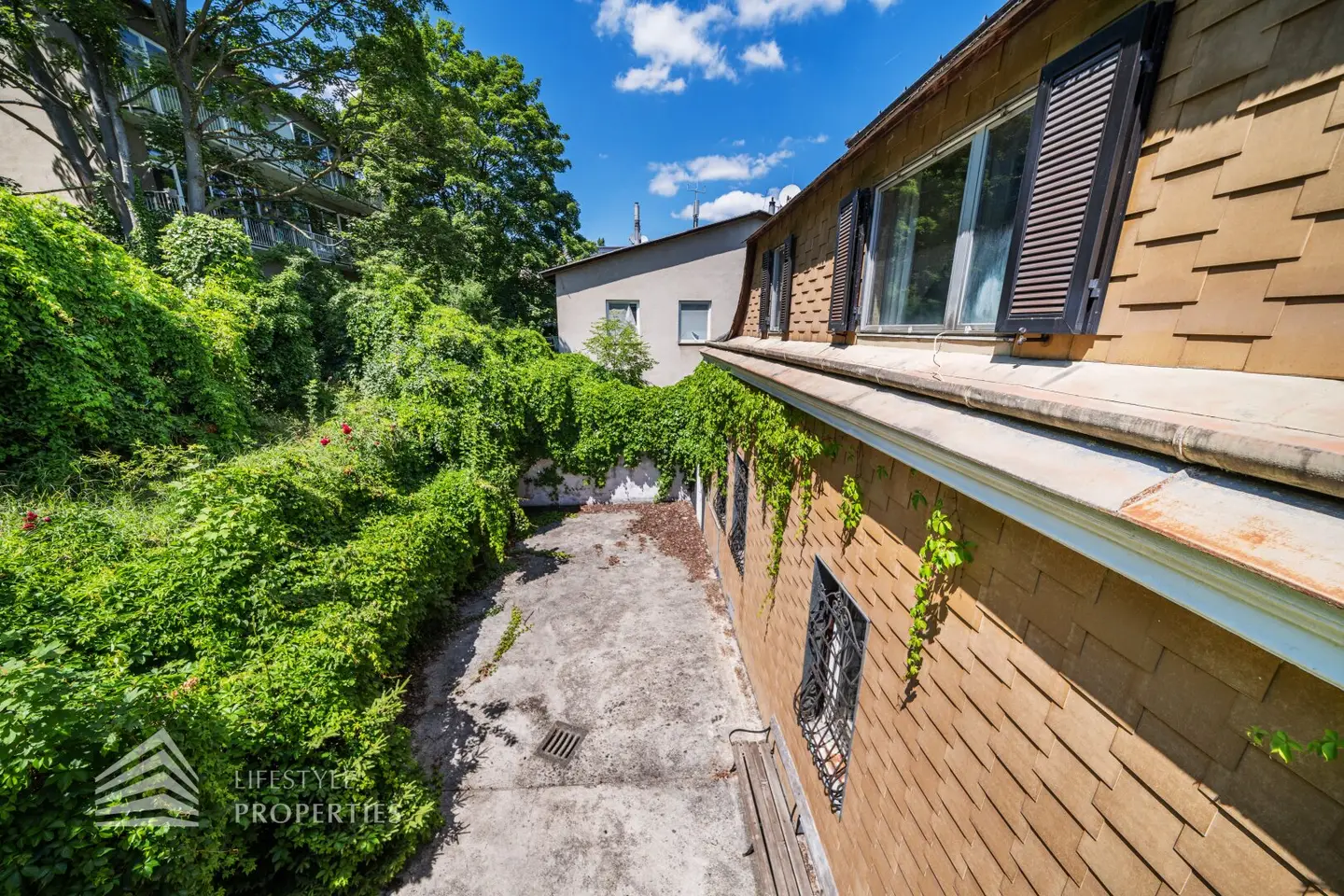 Historic villa with study for expansion project in Grinzinger prime location