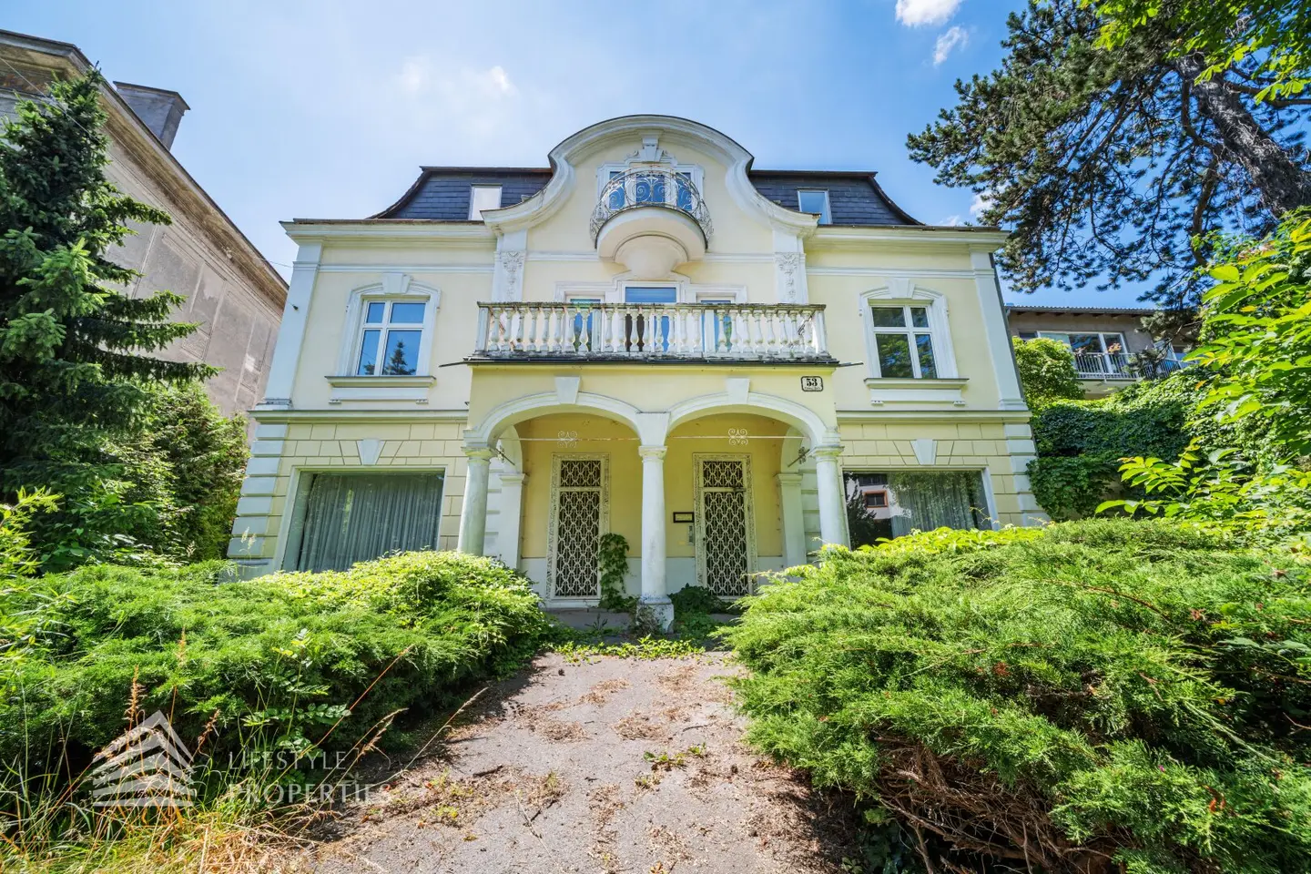 Historic villa with study for expansion project in Grinzinger prime location