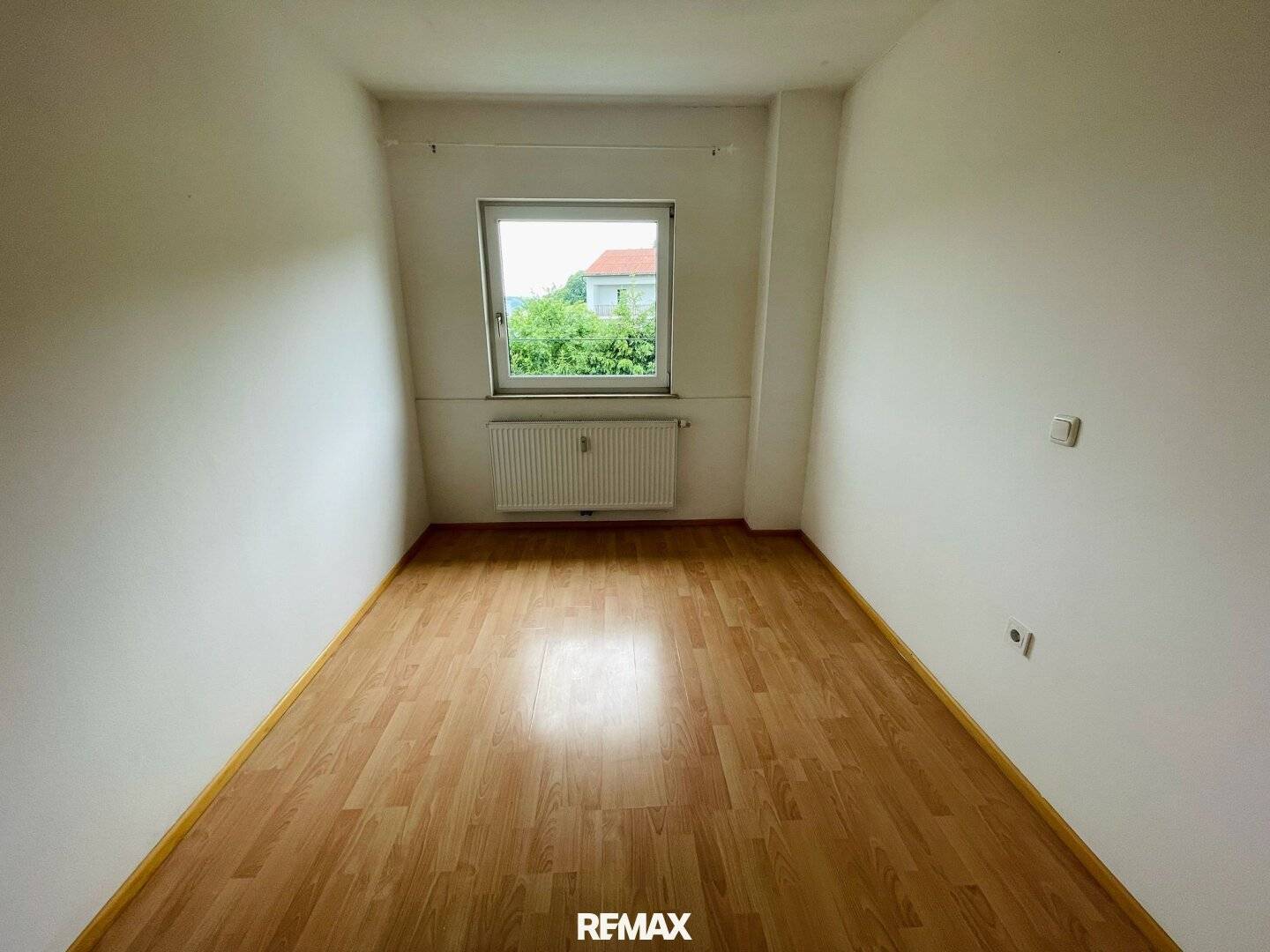 Bright apartment with kitchen and parking