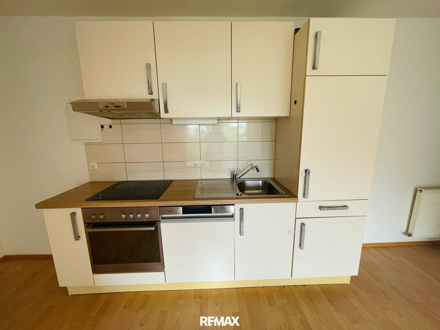 Bright apartment with kitchen and parking