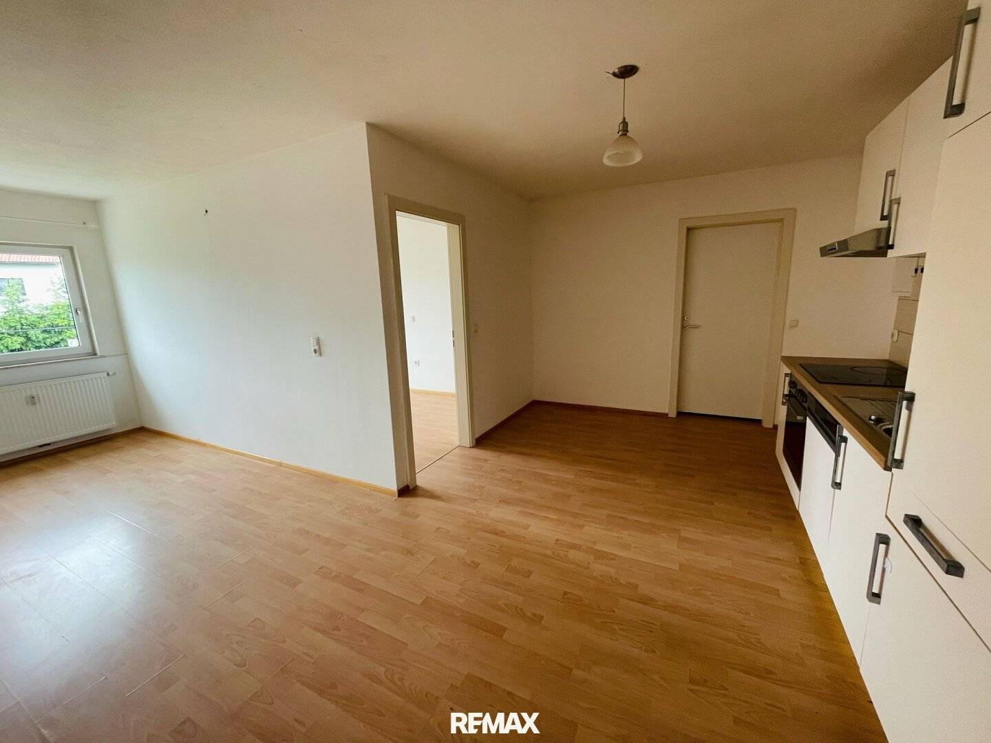 Bright apartment with kitchen and parking