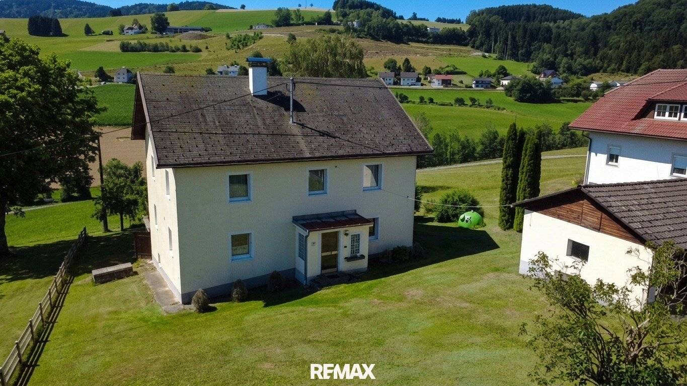 Geräumiges Zweifamilienhaus mit sonnigem Balkon und großem Garten