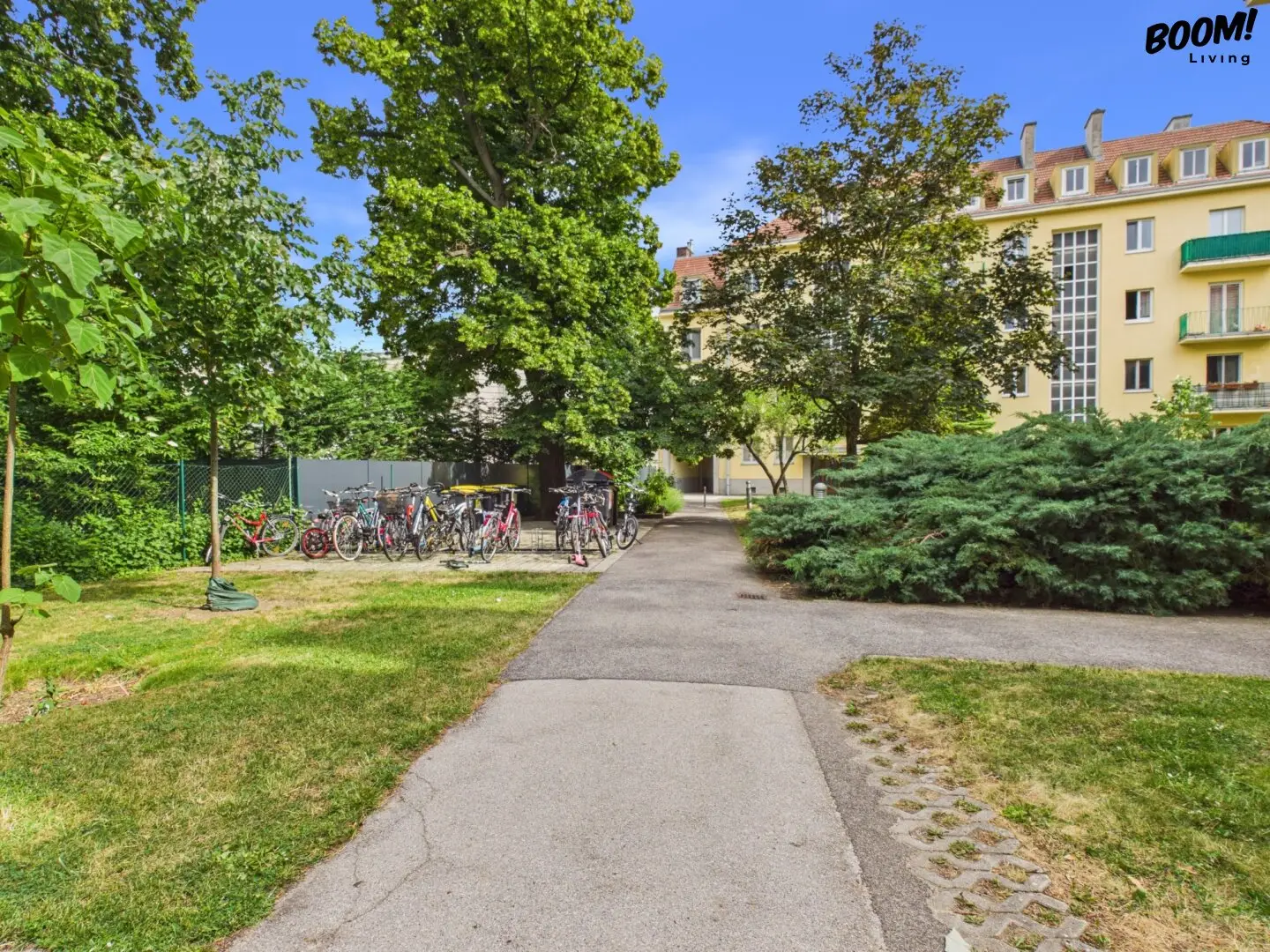 Invest or Live – high-quality first occupancy with extra room and garden use