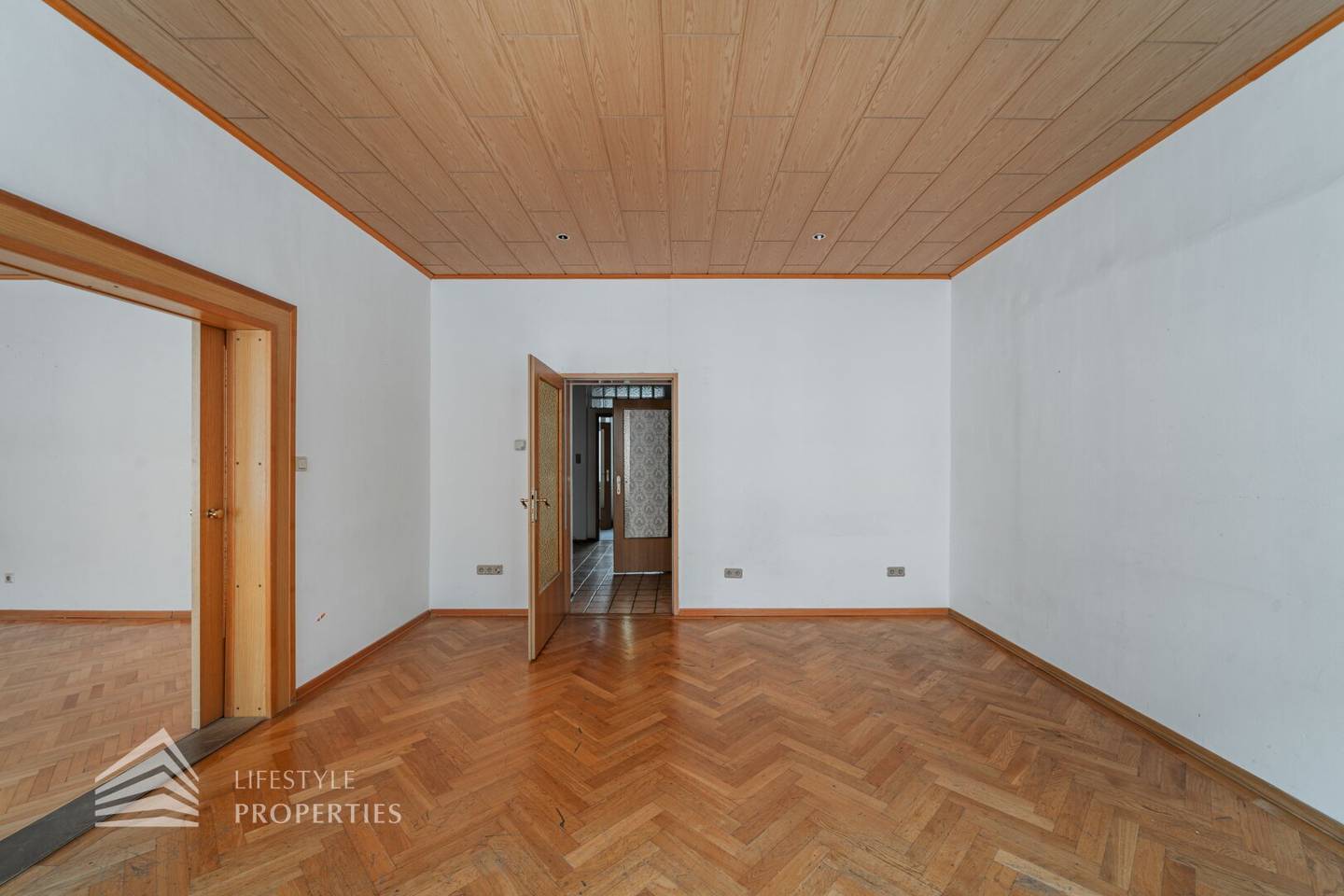 Old building apartment near Reumannplatz