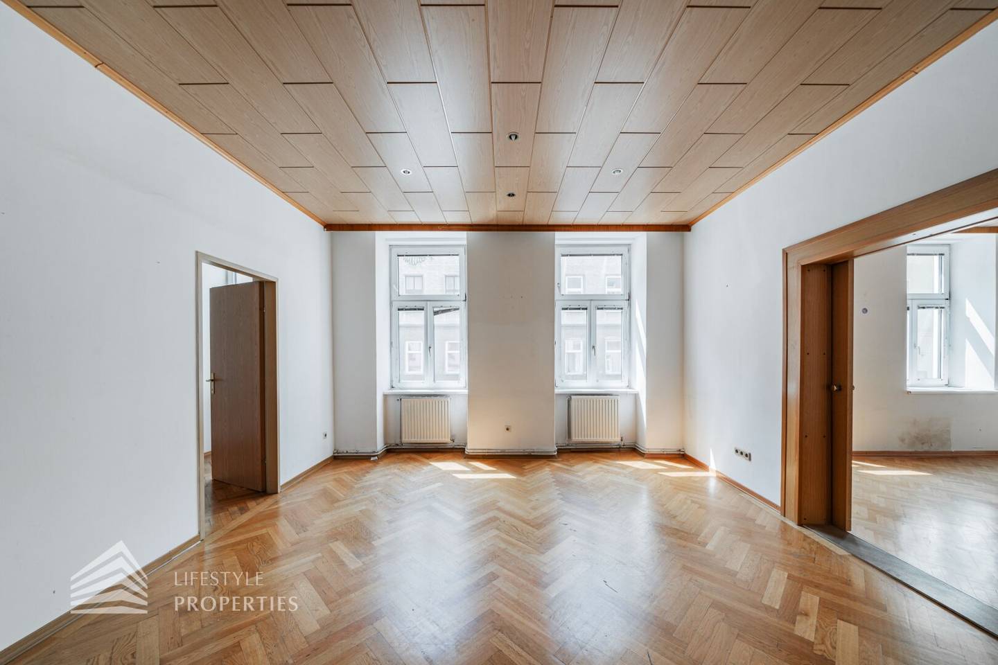 Old building apartment near Reumannplatz