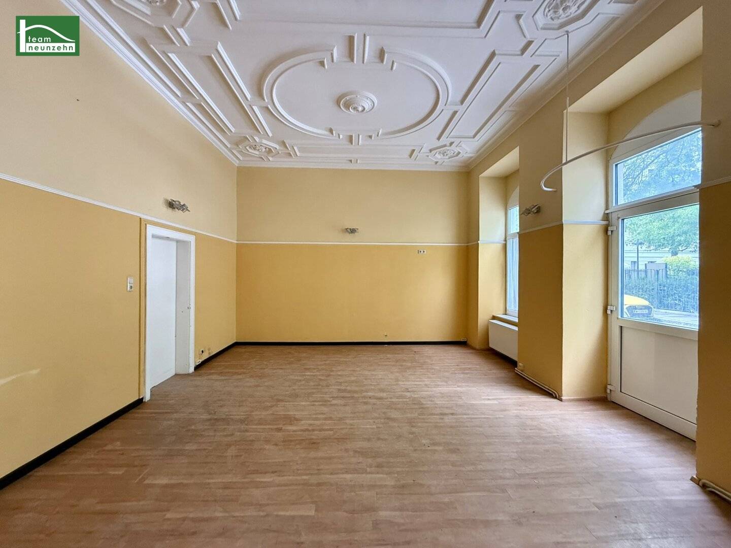 Gewerbefläche mit Straßenzugang und Garage