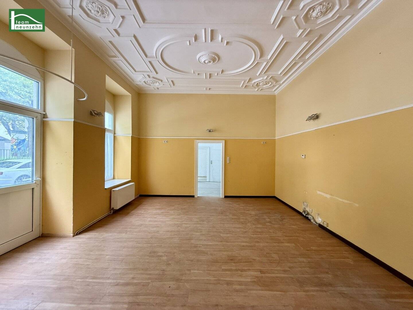 Gewerbefläche mit Straßenzugang und Garage