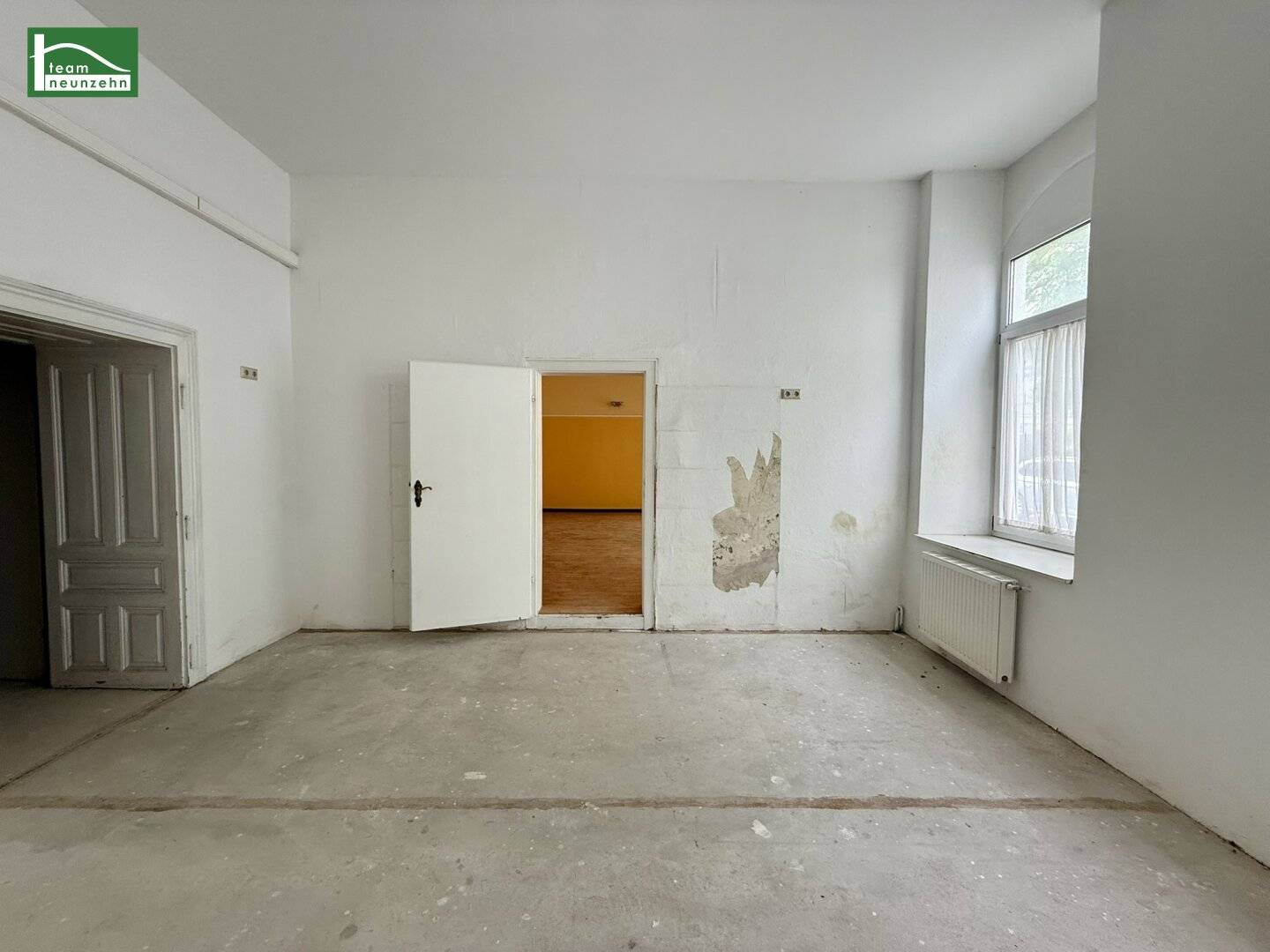 Gewerbefläche mit Straßenzugang und Garage