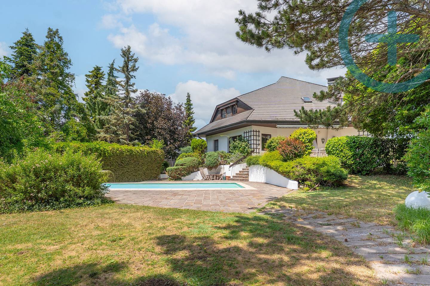 Charmantes Einfamilienhaus mit Pool und Privatsteg am See