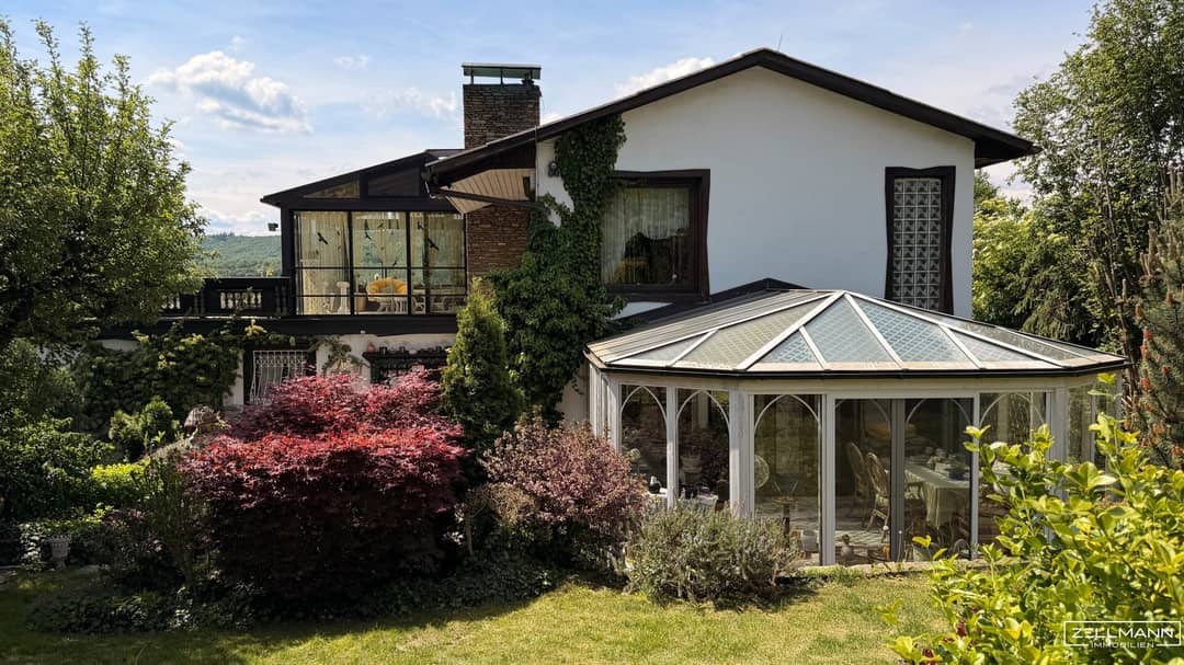Einfamilienhaus mit Wintergärten und Terrassen in sonniger Südostlage