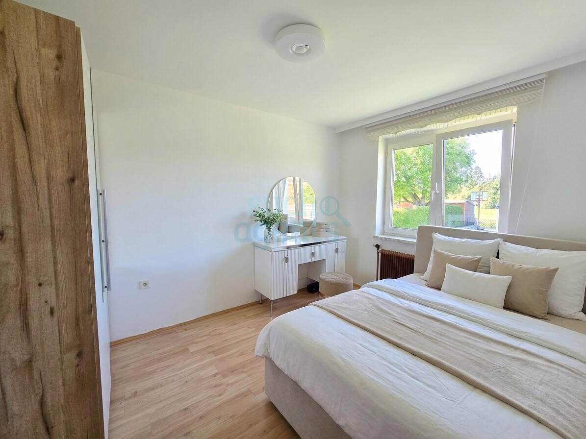Zweifamilienhaus mit Garten und Pool in Haid