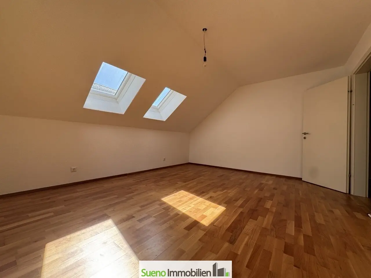 Helles Einfamilienhaus mit Garten Balkon und Garage