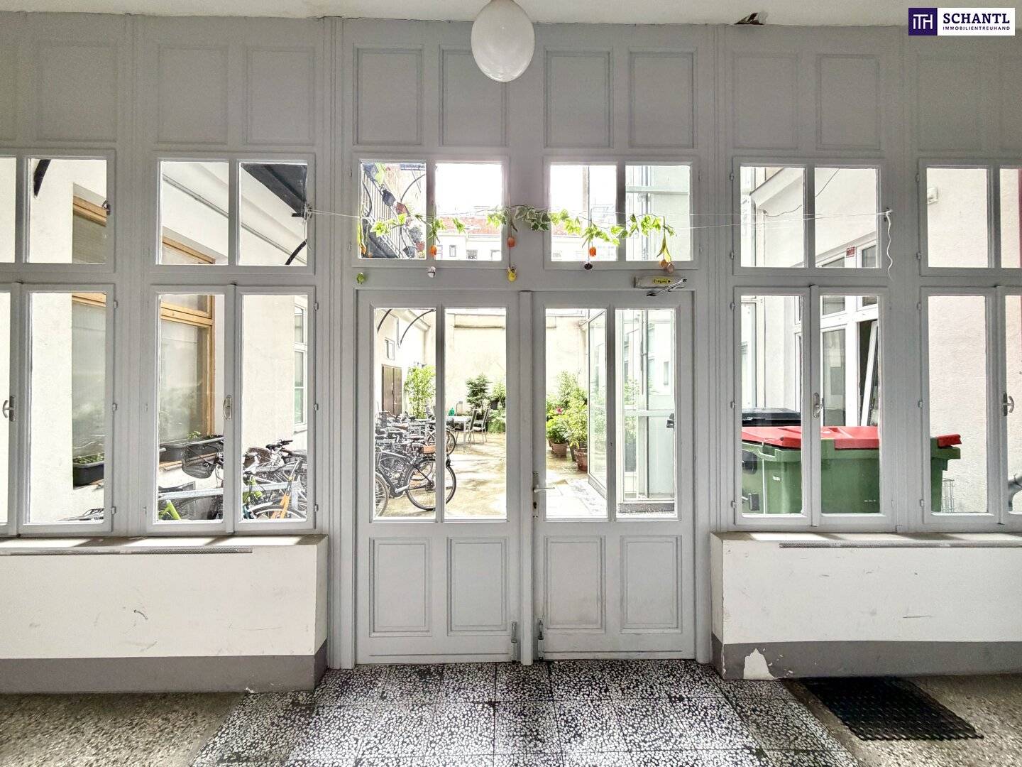 Apartment in historic building with first occupancy after renovation in courtyard