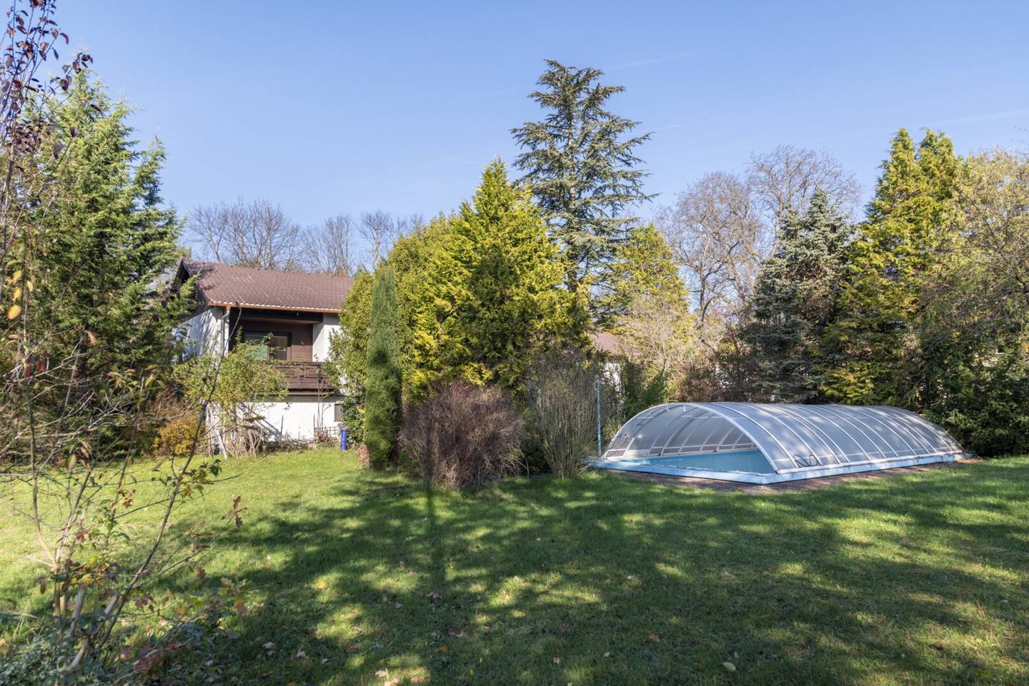 Hier können Sie sich Ihr Traum-Refugium schaffen | 1.879 m² Naturparadies mit eigenem Brunnen & Weitblick | Bestandshaus sanier- und ausbaubar