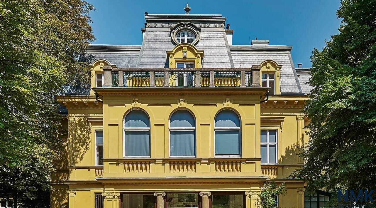 Attic apartment in a historic villa with terrace and green view