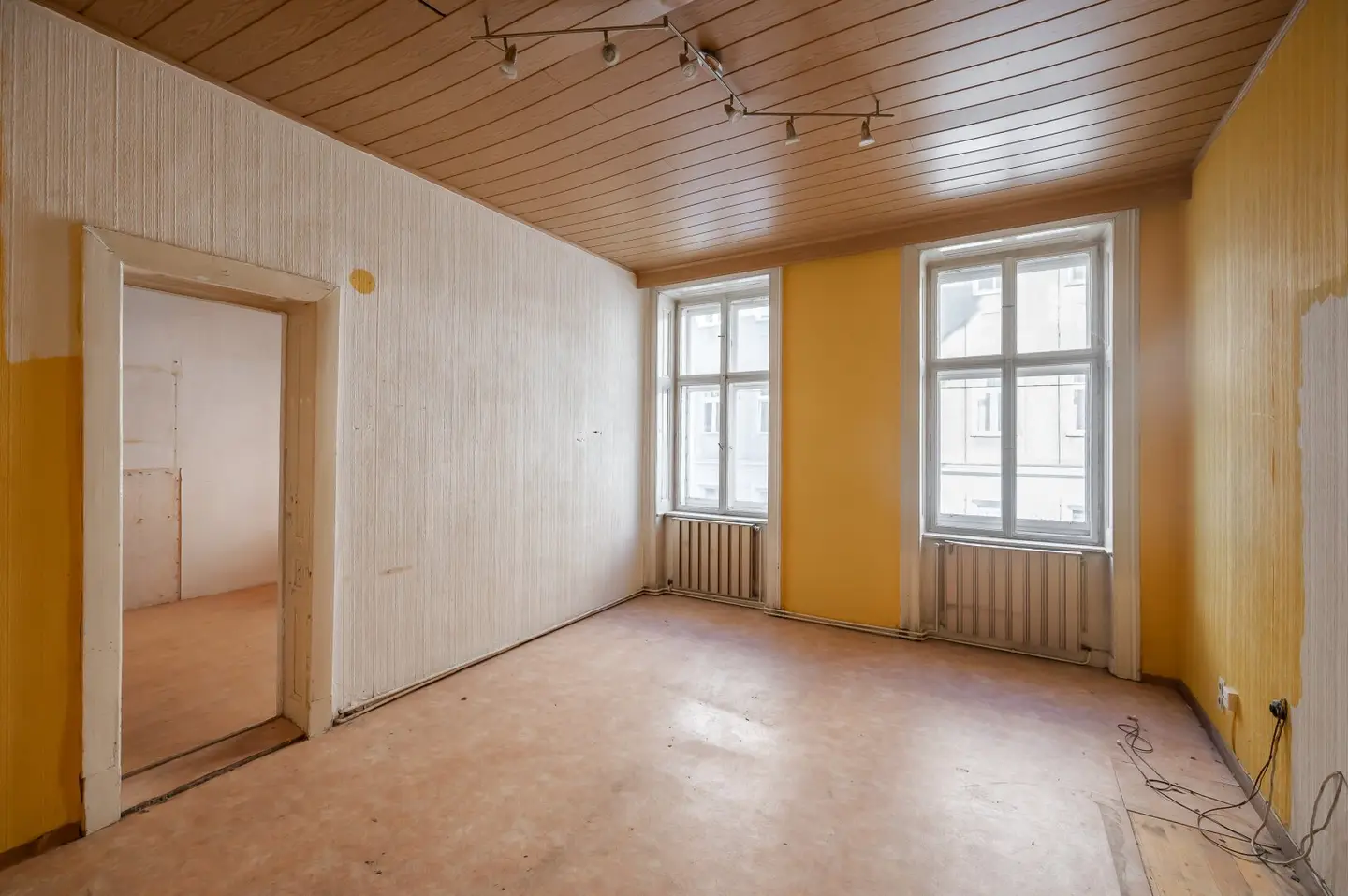 NEW in need of renovation 3 room apartment with a lot of potential