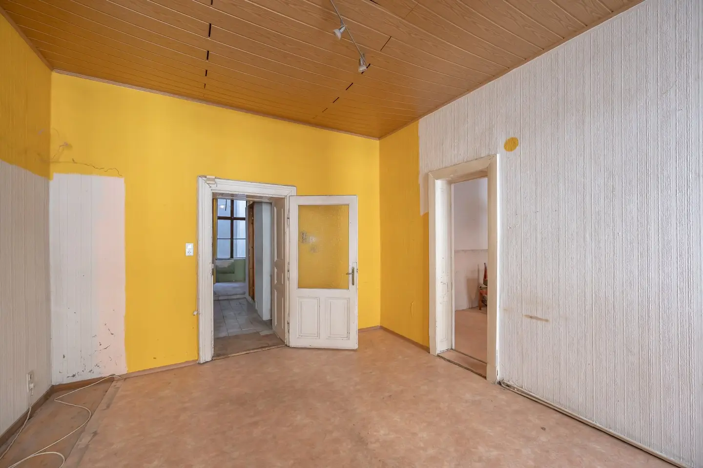 NEW in need of renovation 3 room apartment with a lot of potential