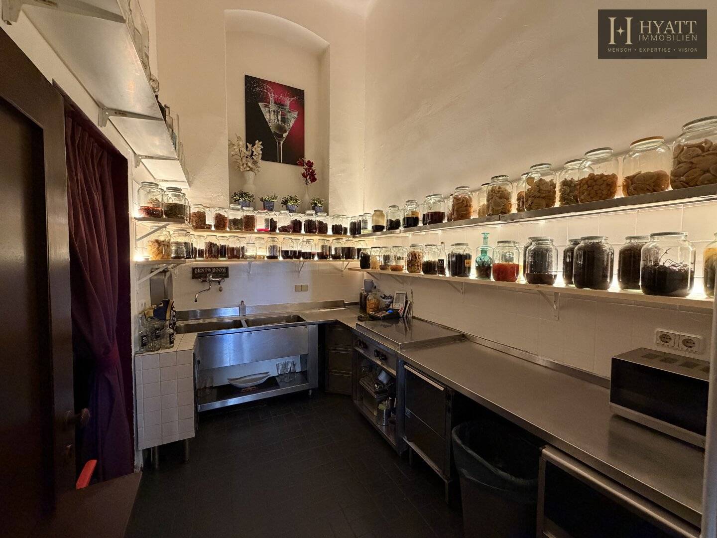 Profitables Gin Bar Geschäft mit Wohnung in Döbling