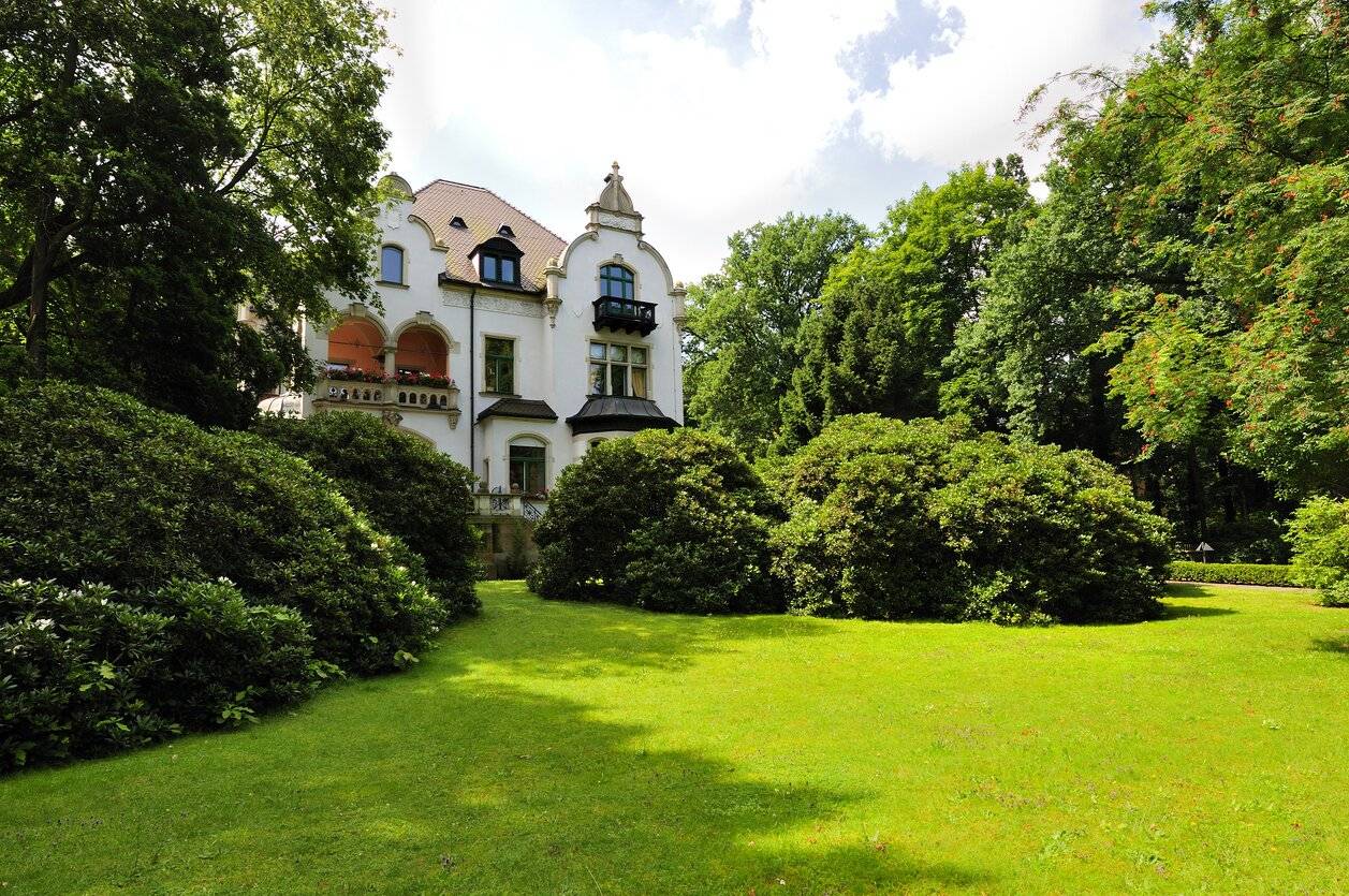Dreamlike villa and spacious building plot with rental property project