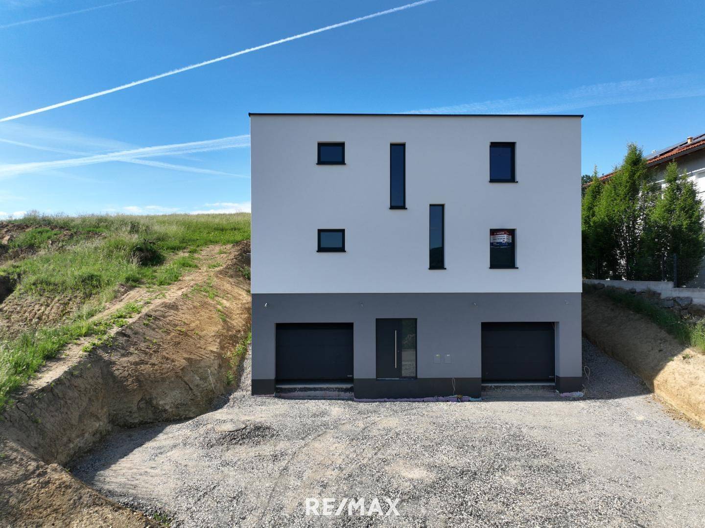 Bright New Build with Garden and Garage