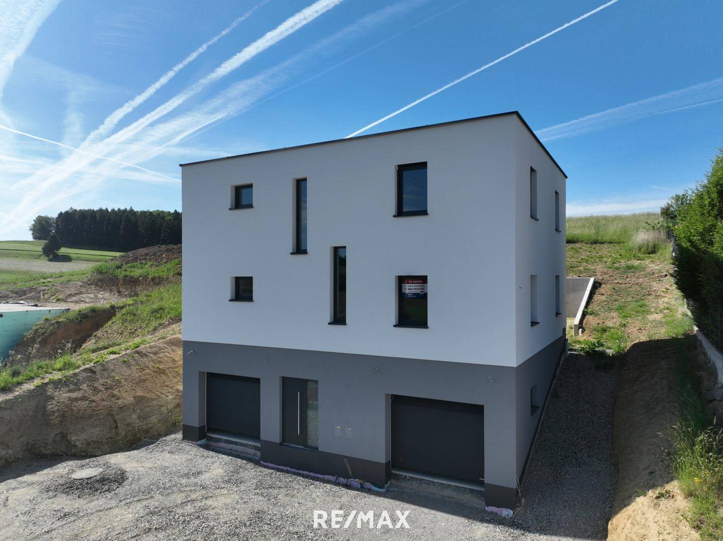 Bright New Build with Garden and Garage