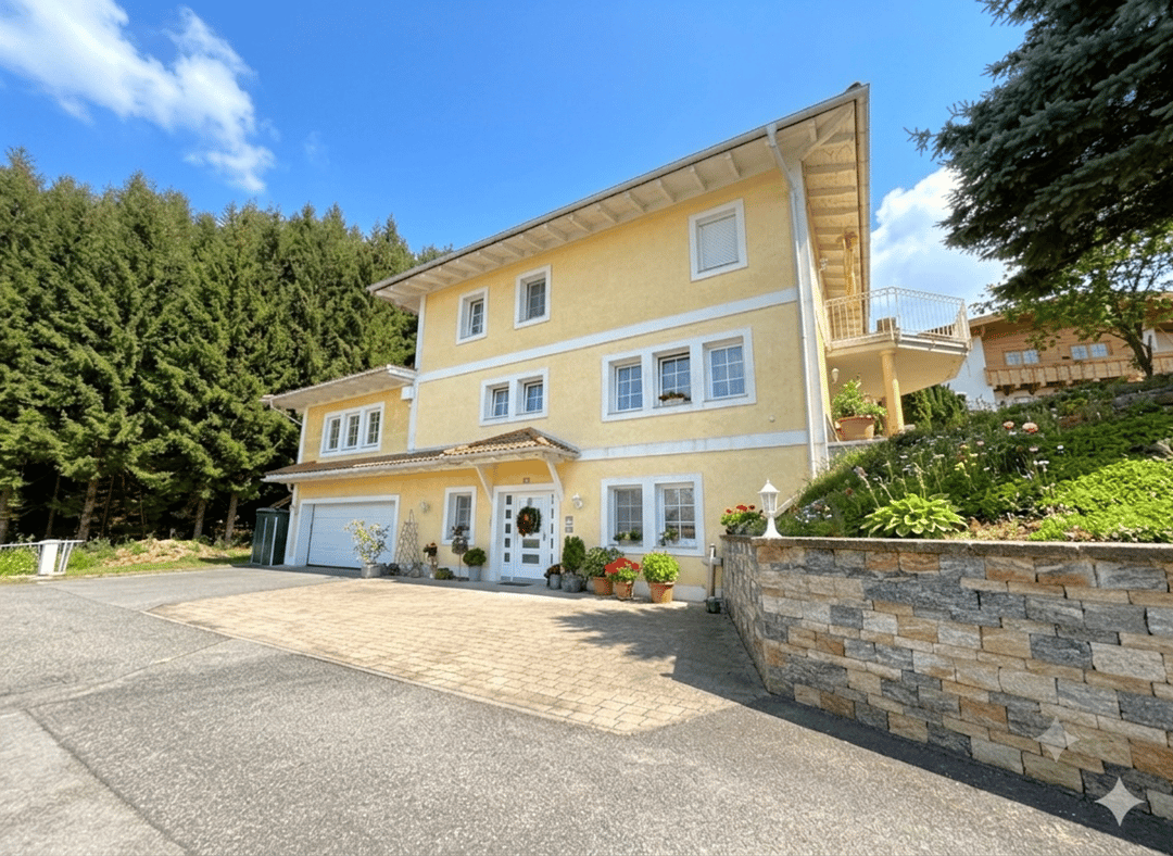Einfamilienhaus mit Garten und Pool in ruhiger Waldrandlage