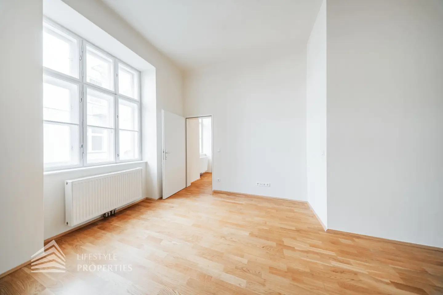 Bright Altbau apartment with loft style kitchen and balcony in Vienna Landstraße