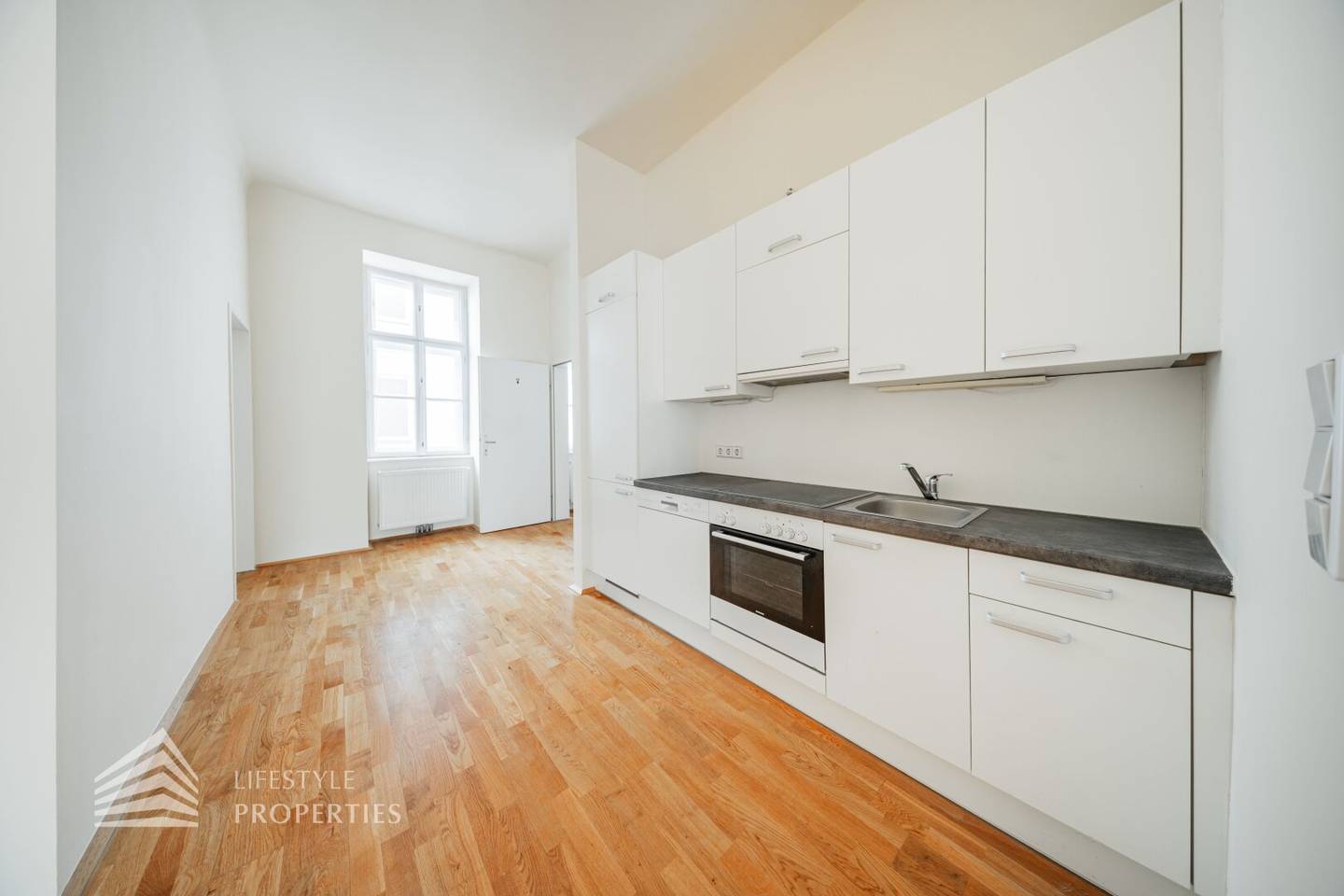 Helle Altbauwohnung mit loftartiger Wohnküche und Balkon in Wien Landstraße