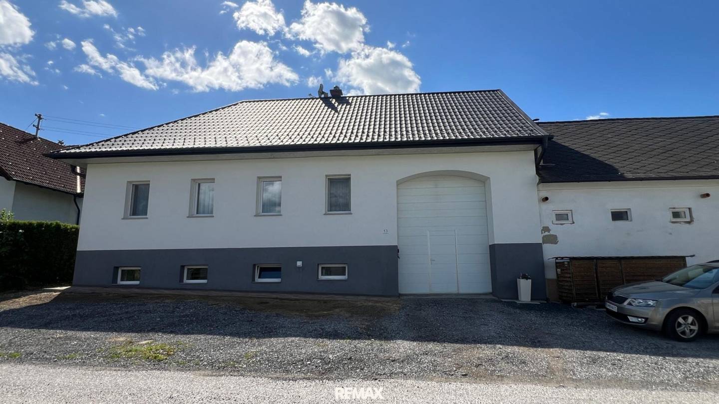 Renoviertes Haus mit Innenhof und Photovoltaik