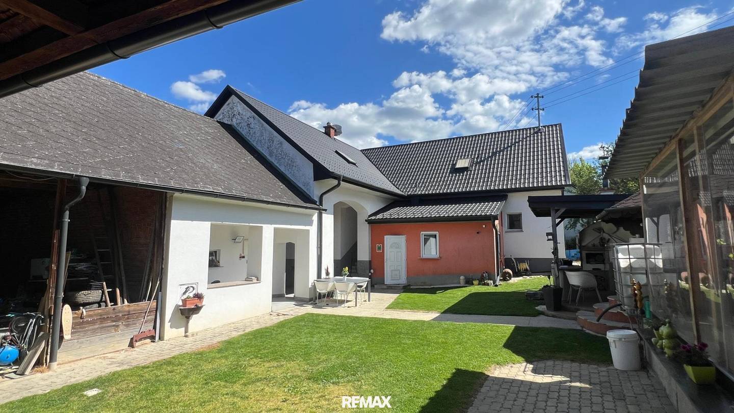 Renoviertes Haus mit Innenhof und Photovoltaik