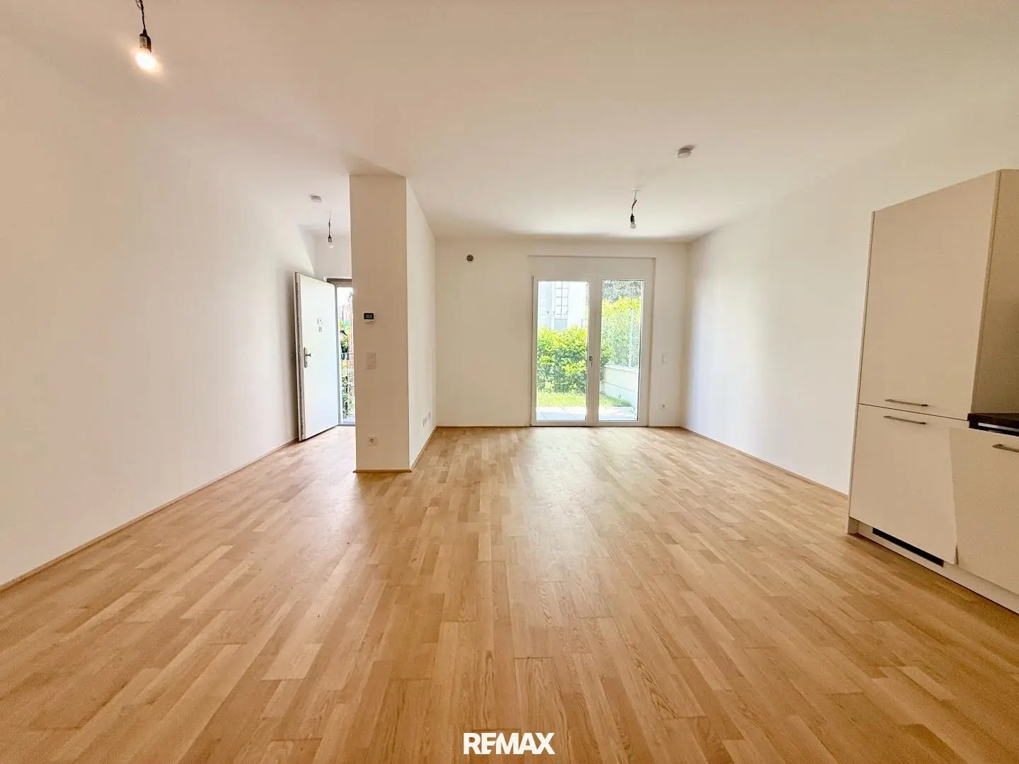Ground floor garden apartment new near Danube