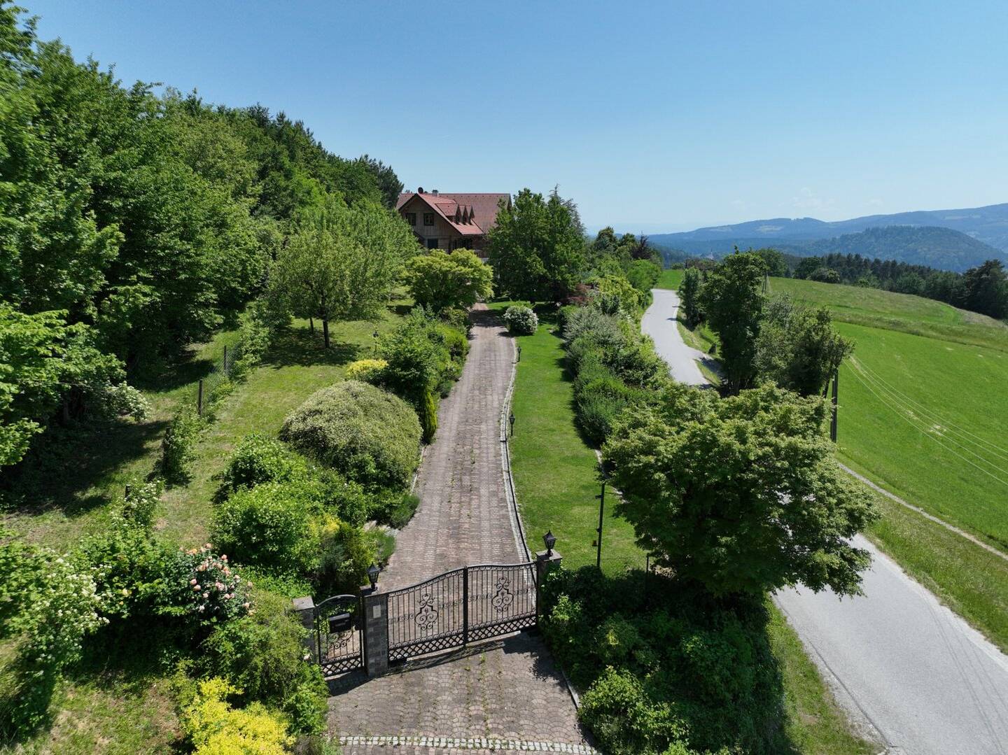 Chalet with pool sauna and two living units on 3928 m²