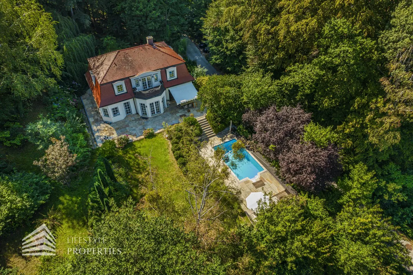Beautiful villa with pool and expansive grounds near Pressbaum